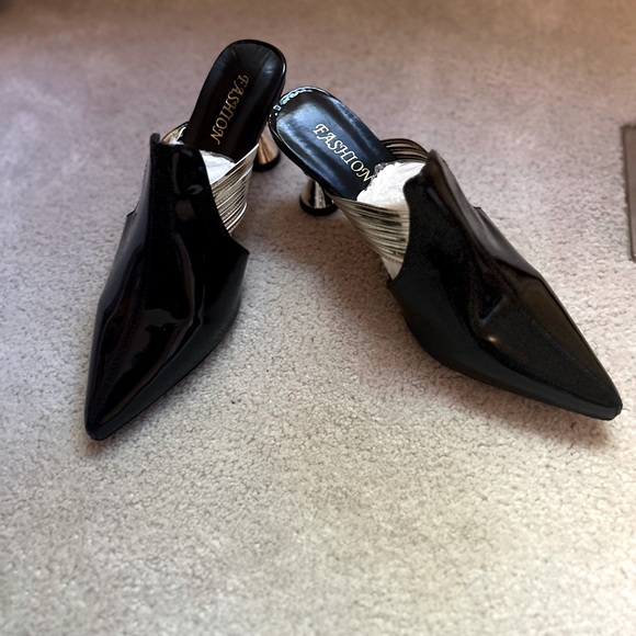 Fashion New Black/Gold Mule - Picture 3 of 5